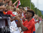 06.08.2019, Fussball 1. Liga 2019/2020, Sommertrainingslager des FC Bayern Mnchen in Rottach Egern am Tegernsee,   Kingsley Coman (Bayern Mnchen) verteilt Autogramme  


