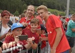 06.08.2019, Fussball 1. Liga 2019/2020, Sommertrainingslager des FC Bayern Mnchen in Rottach Egern am Tegernsee,  Nach dem Training schreiben die Spieler fleissig Autogramme. re: Jann-Fiete Arp (FC Bayern Mnchen) bei den Fans.



