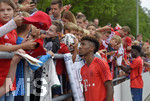 06.08.2019, Fussball 1. Liga 2019/2020, Sommertrainingslager des FC Bayern Mnchen in Rottach Egern am Tegernsee, Kingsley Coman (Bayern Mnchen) macht mit den Fans Selfies.    


