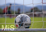 06.08.2019, Fussball 1. Liga 2019/2020, Sommertrainingslager des FC Bayern Mnchen in Rottach Egern am Tegernsee,  Spielball der DFL, Derbystar liegt im Netz.



