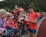 06.08.2019, Fussball 1. Liga 2019/2020, Sommertrainingslager des FC Bayern Mnchen in Rottach Egern am Tegernsee, Robert Lewandowski (FC Bayern Mnchen) gibt den Fans Autogramme.


