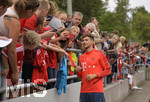 06.08.2019, Fussball 1. Liga 2019/2020, Sommertrainingslager des FC Bayern Mnchen in Rottach Egern am Tegernsee, Leon Goretzka (FC Bayern Mnchen) gibt den Fans Autogramme.


