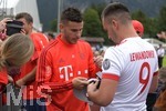 10.08.2019, Fussball 2019/2020, 1.Bundesliga, Trainingslager FC Bayern Mnchen, Stadion Rottach Egern am Tegernsee,  Lucas Hernandez (FC Bayern Mnchen) verteilt Autogramme.


