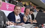 16.08.2019, Fussball 1. Bundesliga 2019/2020, 1.Spieltag, FC Bayern Mnchen - Hertha BSC Berlin, in der Allianzarena Mnchen. Taufig Khalil (li, BR-Radioreporter) auf der Tribne am BR-Mikrofon.

