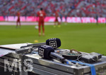 16.08.2019, Fussball 1. Bundesliga 2019/2020, 1.Spieltag, FC Bayern Mnchen - Hertha BSC Berlin, in der Allianzarena Mnchen. Mikrofone vom Sender  DAZN

