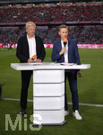16.08.2019, Fussball 1. Bundesliga 2019/2020, 1.Spieltag, FC Bayern Mnchen - Hertha BSC Berlin, in der Allianzarena Mnchen.  ZDF Experte Oliver Kahn (li) und Moderator Jochen Breyer (re) am Spielfeldrand.

