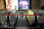 28.05.2019, London. Gesperrte Rolltreppe in einer Underground-Station, rotes Absperrband mit Aufschrift Danger - No Entry.