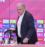 30.08.2019, Fussball 1. Bundesliga 2019/2020, FC Bayern Mnchen, Pressekonferenz mit Uli Hoene, im Presseclub in der Allianzarena Mnchen. 
 Prsident Uli Hoene ( Bayern Mnchen) kommt zur PK