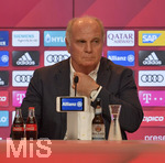 30.08.2019, Fussball 1. Bundesliga 2019/2020, FC Bayern Mnchen, Pressekonferenz mit Uli Hoene, im Presseclub in der Allianzarena Mnchen. 
 Prsident Uli Hoene ( Bayern Mnchen) kommt zur PK.