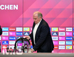 30.08.2019, Fussball 1. Bundesliga 2019/2020, FC Bayern Mnchen, Pressekonferenz mit Uli Hoene, im Presseclub in der Allianzarena Mnchen.  Prsident Uli Hoeness (FC Bayern) schiebt seinen Stuhl zurecht.
