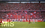 31.08.2019, Fussball 1. Bundesliga 2019/2020, 3.Spieltag, FC Bayern Mnchen - 1.FSV Mainz 05, in der Allianzarena Mnchen. BAyernfans feiern ihren Fanclub RED MUNICHS 30 Jahre.

