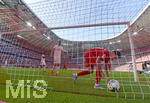 31.08.2019, Fussball 1. Bundesliga 2019/2020, 3.Spieltag, FC Bayern Mnchen - 1.FSV Mainz 05, in der Allianzarena Mnchen. Philippe Coutinho (Bayern Mnchen) holt den Ball aus dem Netz.


