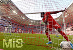 31.08.2019, Fussball 1. Bundesliga 2019/2020, 3.Spieltag, FC Bayern Mnchen - 1.FSV Mainz 05, in der Allianzarena Mnchen.  Alphonso Davies (FC Bayern Mnchen) im Netz.


