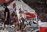 02.09.2019, Fussball 2. Bundesliga 2019/2020, 5.Spieltag, VfB Stuttgart - VfL Bochum, in der Mercedes-Benz Arena Stuttgart,  Stuttgarter Fans mit Flagge: 