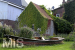 06.09.2019, Hamburg, Stdteansichten, Ausgemustertes Holzboot steht im Garten als Sitzgelegenheit in Ochsenwerder.
