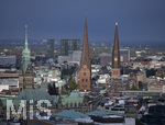 06.09.2019, Hamburg, Stdteansichten, v.li: Rathaus, St. Petri Kirche, St. Jacobi Kirche, 