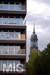 06.09.2019, Hamburg, Stdteansichten, Ein Wohnhaus, hinten der Kirchturm der St. Miachaels-Kirche