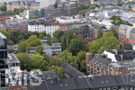 06.09.2019, Hamburg, Stdteansichten, Ausblick vom Turm der Michaelis-Kirche auf Wohnhuser in der Innenstadt. Viele Bume sind zu sehen.