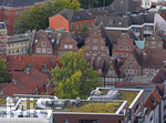 06.09.2019, Hamburg, Stdteansichten, Ausblick vom Turm der Michaelis-Kirche auf Wohnhuser in der Innenstadt. Viele Bume und begrnte Dachflchen sind zu sehen.