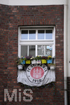 06.09.2019, Hamburg, Stdteansichten, an einem Fenster hngt eine Fahne vom Verein St. Pauli Hamburg.