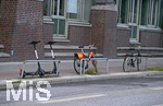 06.09.2019, Hamburg, Stdteansichten,   E-Scooter lehnen an einer Strasse in der Innenstadt, daneben ein Leih-Fahrrad und auch ein normales Rad. 