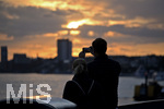 06.09.2019, Hamburg, Stdteansichten,  Touristen fotografieren den Sonnenuntergang an der Norderelbe bei den Landungsbrcken.