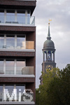 06.09.2019, Hamburg, Stdteansichten, Ein Wohnhaus, hinten der Kirchturm der St. Miachaels-Kirche