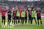 28.09.2019, Fussball 1. Bundesliga 2019/2020, 6.Spieltag, FC Augsburg - Bayer Leverkusen, in der WWK-Arena Augsburg. Schlussjubel der Leverkusener.


