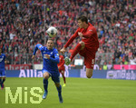 05.10.2019, Fussball 1. Bundesliga 2019/2020, 7.Spieltag, FC Bayern Mnchen - TSG Hoffenheim, in der Allianz-Arena Mnchen. re: Benjamin Pavard (Bayern Mnchen) nimmt den Ball an.


