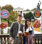 06.10.2019, Fussball 1. Bundesliga 2019/2020,  FC Bayern Mnchen, die Mannschaft besucht das Oktoberfest, auf Einladung von Paulaner in der Kfer-Schnke, Ivan Perisic (FC Bayern Mnchen) mit Ehefrau Josipa.