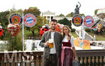 06.10.2019, Fussball 1. Bundesliga 2019/2020,  FC Bayern Mnchen, die Mannschaft besucht das Oktoberfest, auf Einladung von Paulaner in der Kfer-Schnke, Torwart Sven Ulreich (FC Bayern Mnchen) mit Freundin Lisa.