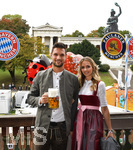 06.10.2019, Fussball 1. Bundesliga 2019/2020,  FC Bayern Mnchen, die Mannschaft besucht das Oktoberfest, auf Einladung von Paulaner in der Kfer-Schnke, Torwart Sven Ulreich (FC Bayern Mnchen) mit Freundin Lisa.