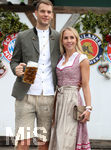 06.10.2019, Fussball 1. Bundesliga 2019/2020,  FC Bayern Mnchen, die Mannschaft besucht das Oktoberfest, auf Einladung von Paulaner in der Kfer-Schnke, Torwart Manuel Neuer (FC Bayern Mnchen) mit Frau Nina.
