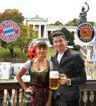 06.10.2019, Fussball 1. Bundesliga 2019/2020,  FC Bayern Mnchen, die Mannschaft besucht das Oktoberfest, auf Einladung von Paulaner in der Kfer-Schnke, Robert Lewandowski (FC Bayern Mnchen) mit Anna Lewandowska (Ehefrau). 