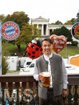 06.10.2019, Fussball 1. Bundesliga 2019/2020,  FC Bayern Mnchen, die Mannschaft besucht das Oktoberfest, auf Einladung von Paulaner in der Kfer-Schnke, Trainer Niko Kovac (FC Bayern Mnchen) 