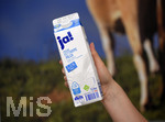 11.10.2019, Milch-Rckruf wegen Bakterien-Verseuchung, Der Hersteller Deutsche Milchkontor GmbH hat fettreduzierte Milch aus zahlreichen deutschen Discountern zurckgerufen. In den Produkten steckt ein gefhrlicher Keim wegen einer defekten Dichtung in der Produktionsanlage. Hier eine Packung Frische Fettarme Milch von REWE, der Eigenmarke JA! (Diese Charge auf dem Bild ist NICHT betroffen)