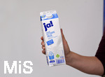 11.10.2019, Milch-Rckruf wegen Bakterien-Verseuchung, Der Hersteller Deutsche Milchkontor GmbH hat fettreduzierte Milch aus zahlreichen deutschen Discountern zurckgerufen. In den Produkten steckt ein gefhrlicher Keim wegen einer defekten Dichtung in der Produktionsanlage. Hier eine Packung Frische Fettarme Milch von REWE, der Eigenmarke JA! (Diese Charge auf dem Bild ist NICHT betroffen)