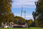 15.10.2019, Herbstimpressionen in Bad Wrishofen im Allgu,   Kran fr Baustelle wird in der Hahnenfeldstrae aufgestellt.


