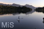 14.10.2019, Der Stausee Forggensee bei Fssen im Allgu im Herbstlichen Abendlicht. SUP Paddler fhrt ber den See.