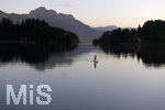 14.10.2019, Der Stausee Forggensee bei Fssen im Allgu im Herbstlichen Abendlicht.  ein SUP Paddler fhrt ber den See.
