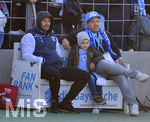 02.11.2019, Fussball 3.Bundesliga 2019/2020, 14. Spieltag, TSV 1860 Mnchen - Viktoria Kln, im Stadion an der Grnwalderstrasse, Timo Gebhart (1860 Mnchen) sitzt mit den Fans auf der Fan Bank,   

  

