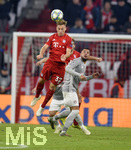 06.11.2019, Fussball UEFA Champions League 2019/2020, Gruppenphase, 4.Spieltag, FC Bayern Mnchen - Olympiakos Pirus, in der Allianz-Arena Mnchen,     Joshua Kimmich (li, FC Bayern Mnchen) setzt sich durch.


