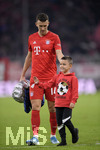 09.11.2019, Fussball 1. Bundesliga 2019/2020, 11.Spieltag, FC Bayern Mnchen - Borussia Dortmund, in der Allianz-Arena Mnchen. nach dem Spiel, Ivan Perisic (FC Bayern Mnchen) mit seinem Sohn. 


