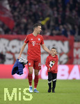 09.11.2019, Fussball 1. Bundesliga 2019/2020, 11.Spieltag, FC Bayern Mnchen - Borussia Dortmund, in der Allianz-Arena Mnchen. nach dem Spiel, Ivan Perisic (FC Bayern Mnchen) mit seinem Sohn.


