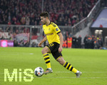 09.11.2019, Fussball 1. Bundesliga 2019/2020, 11.Spieltag, FC Bayern Mnchen - Borussia Dortmund, in der Allianz-Arena Mnchen. Raphael Guerreiro (Dortmund) am Ball.


