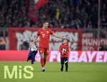 09.11.2019, Fussball 1. Bundesliga 2019/2020, 11.Spieltag, FC Bayern Mnchen - Borussia Dortmund, in der Allianz-Arena Mnchen. nach dem Spiel, Ivan Perisic (FC Bayern Mnchen) mit seinem Sohn. 


