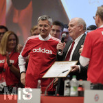 15.11.2019, Fussball 1. Bundesliga 2019/2020,  FC Bayern Mnchen, Jahreshauptversammlung 2019 in der Olympiahalle Mnchen, Herbert Hainer (li, Prsident, FC Bayern Mnchen) gratuliert Ex-Prsident Uli Hoeness (FC Bayern) zu seiner Ernennung zum Ehrenprsidenten.

 
