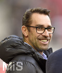 24.11.2019, Fussball 1. Bundesliga 2019/2020, 12.Spieltag, FC Augsburg - Hertha BSC Berlin, in der WWK-Arena Augsburg. Michael Preetz (Hertha) lacht


