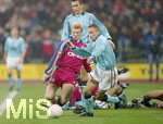27.11.1999, Fussball 1. Bundesliga 1999,  TSV 1860 Mnchen - FC Bayern Mnchen im Olympiastadion Mnchen, v.li: Stefan Effenberg (Bayern Mnchen) gegen Martin Cizek (1860 Mnchen).

