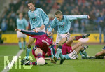 27.11.1999, Fussball 1. Bundesliga 1999,  TSV 1860 Mnchen - FC Bayern Mnchen im Olympiastadion Mnchen, v.li: Stefan Effenberg (Bayern Mnchen) gegen Martin Cizek (1860 Mnchen).

